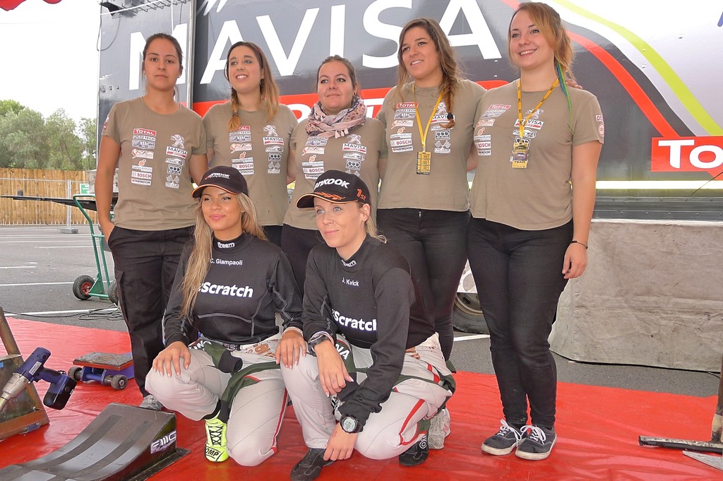 Det spansk-italiensk-danske all female Dream2Race-teamet med Christine Giampaoli og Jeannette Kvick i centrum